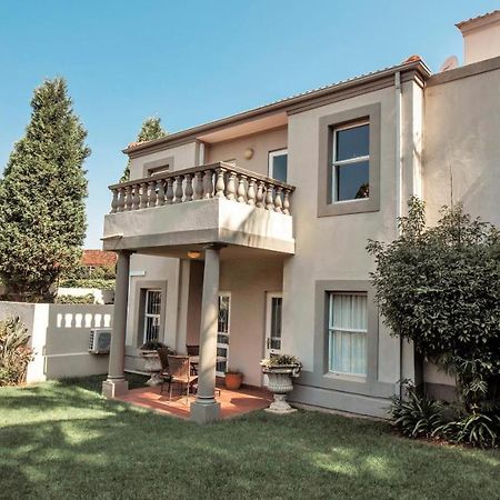 Villa Via Executive Suites With Power Back-Up Sandton Exterior photo